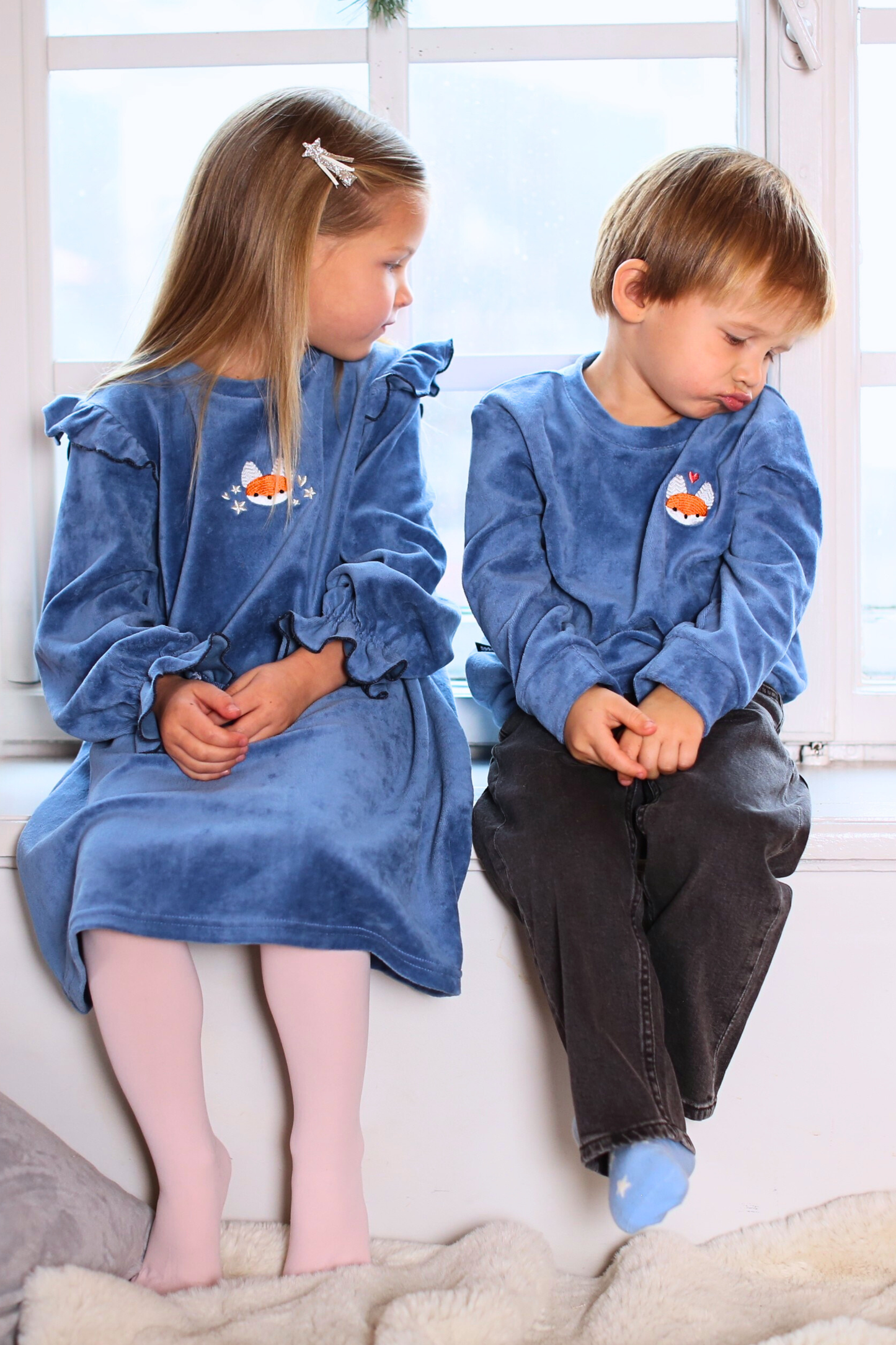 Sinine sametpusa Rebase-tikandiga