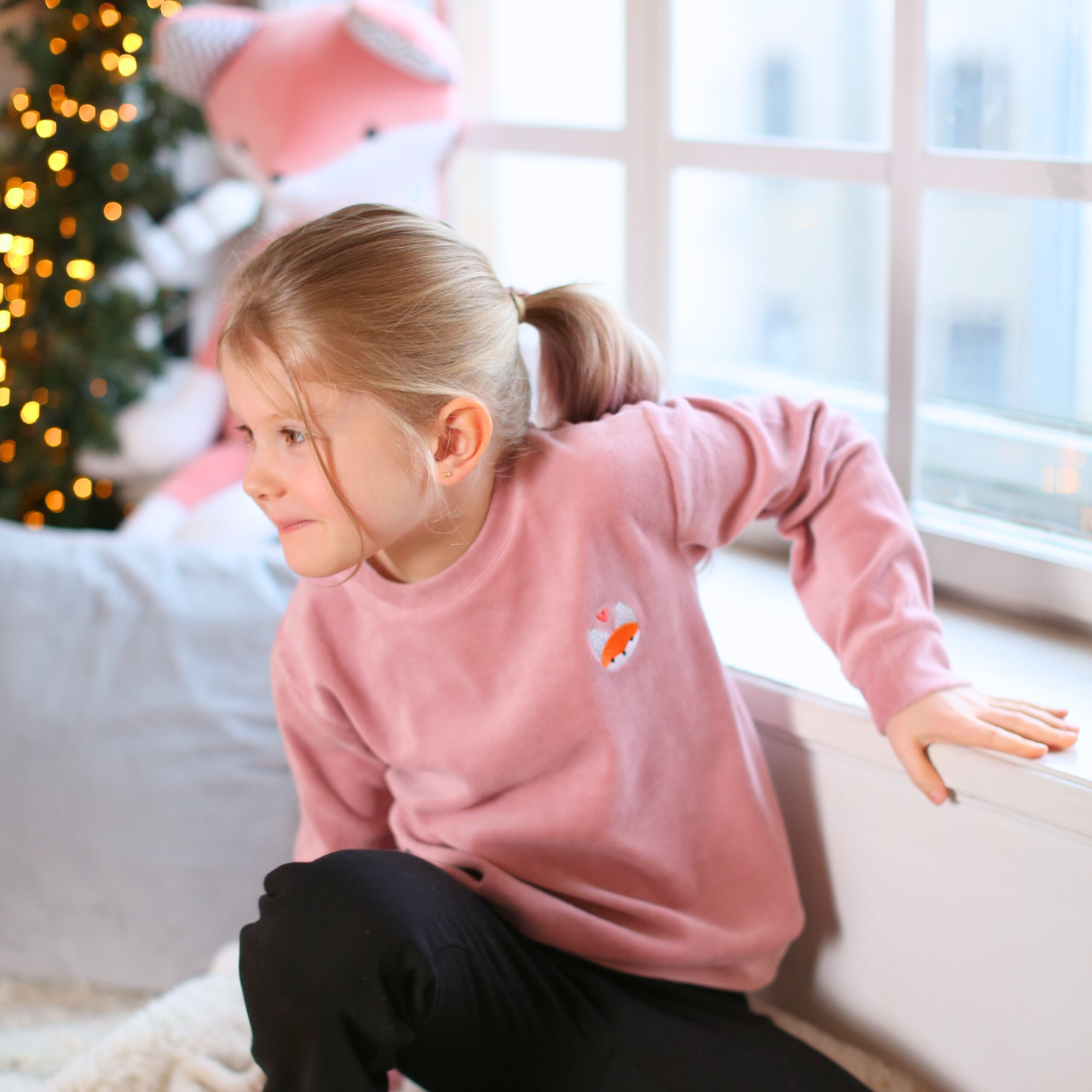 Roosa sametpusa Rebase-tikandiga