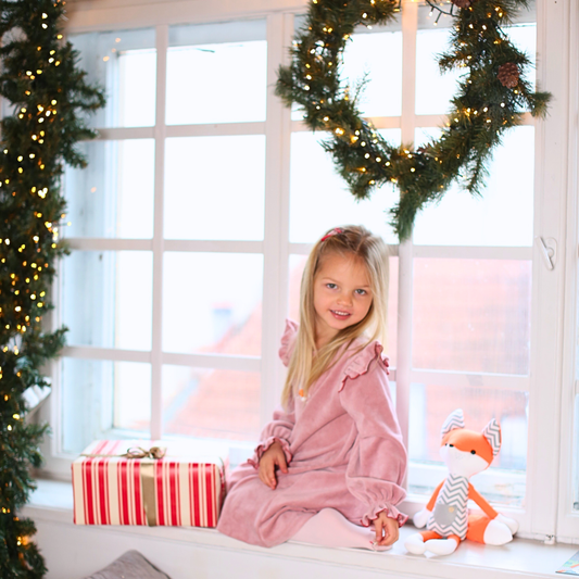 Roosa sametkleit Rebase-tikandiga