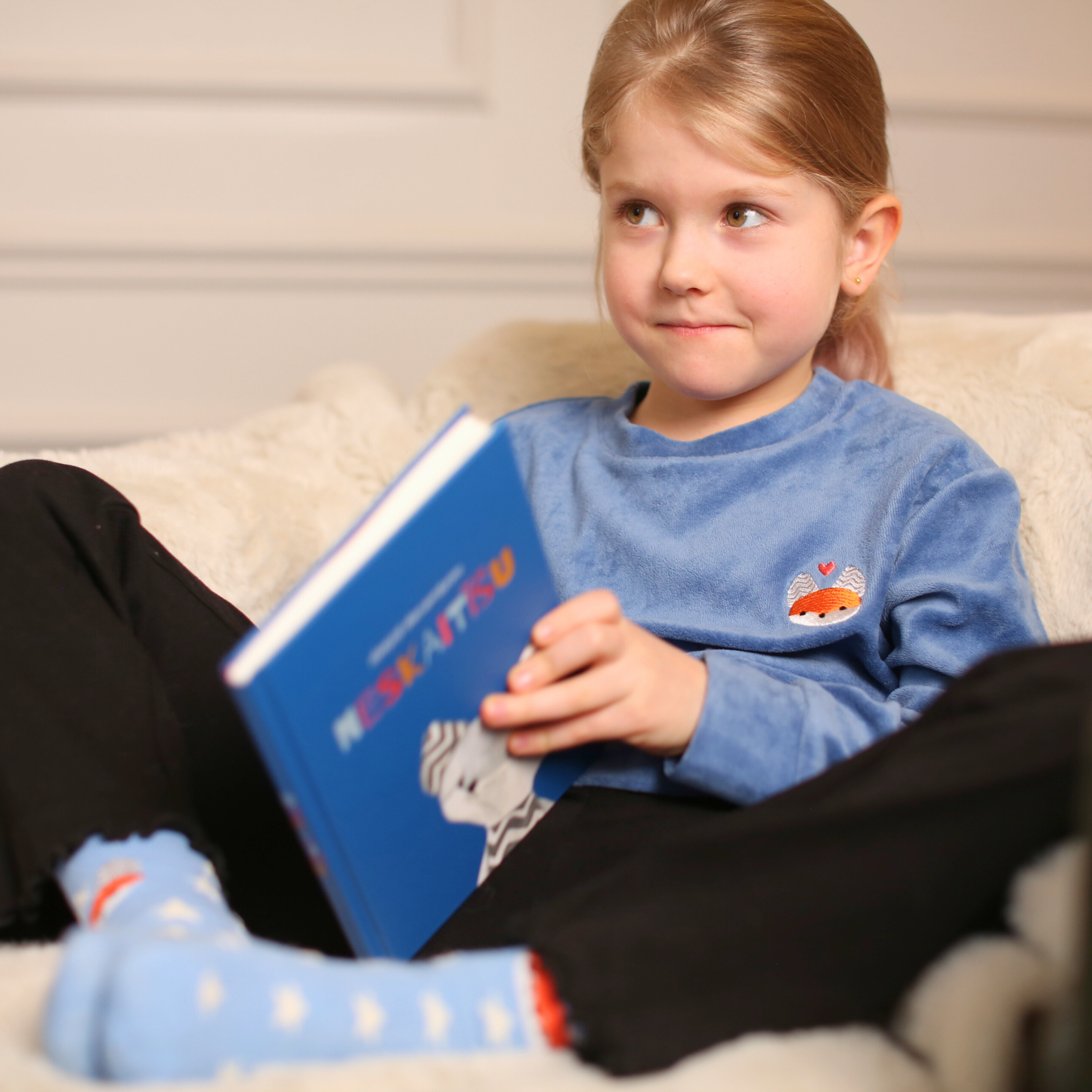 Sinine sametpusa Rebase-tikandiga